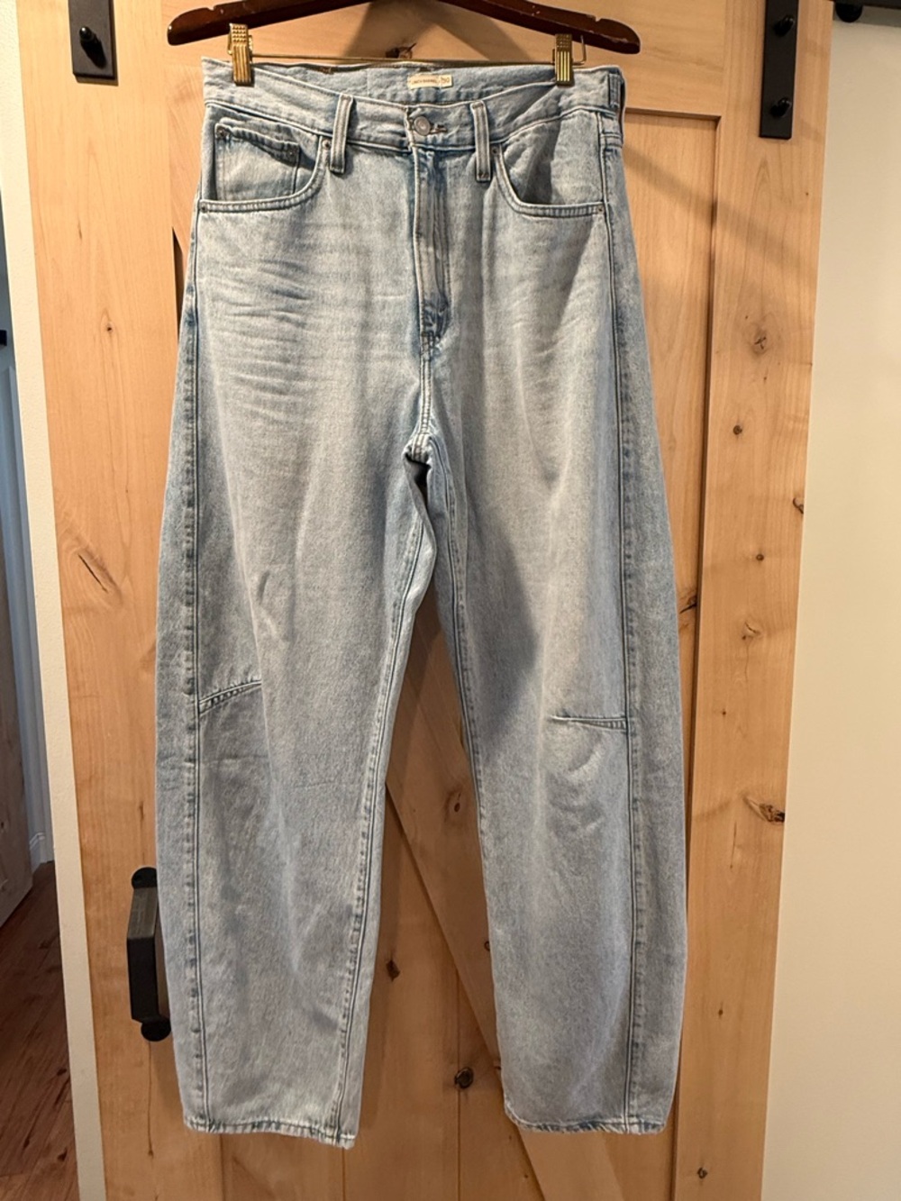 Light Wash Women’s Cinch Barrel Jeans